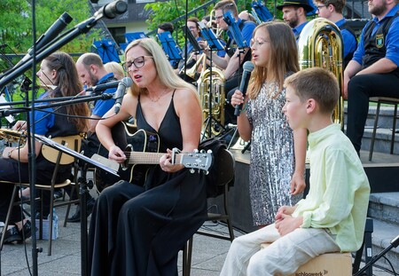 Petra Maček Zarnik so s hčerko Aniko in sinom navdušili občinstvo 